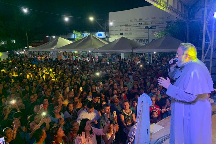 Padroeira de Anadia: Show do Pe Antônio Maria lota Praça Dr Campelo de Almeida