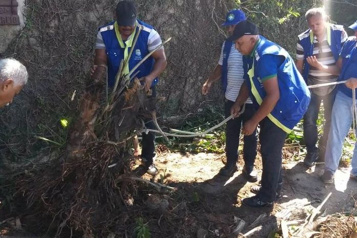 Após denúncia, fiscalização desobstruiu a calçada.