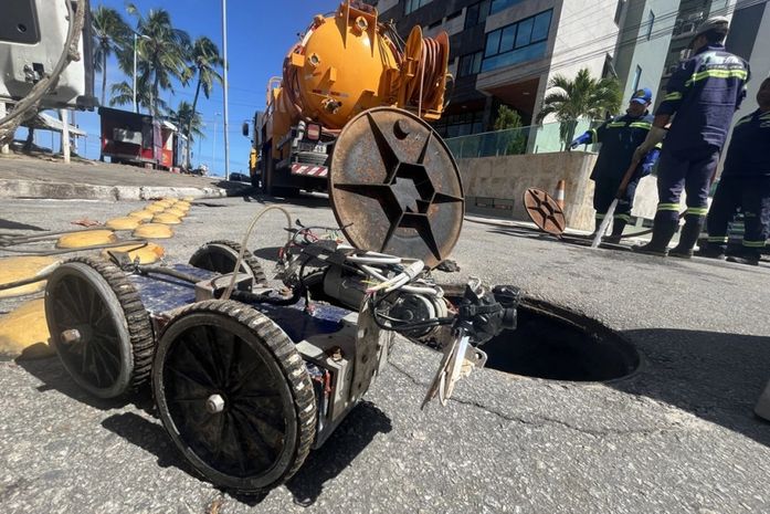 Operação identifica esgoto da BRK em galeria pluvial na orla da Ponta Verde