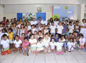 Júlio Cezar e Mônica Targino entregam uniformes a usuários do Casa Viva, em Palmeira