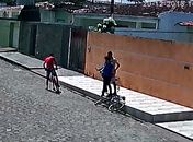 Dupla fugiu levando a mochila da vítima.
