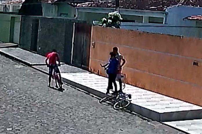 Dupla fugiu levando a mochila da vítima.