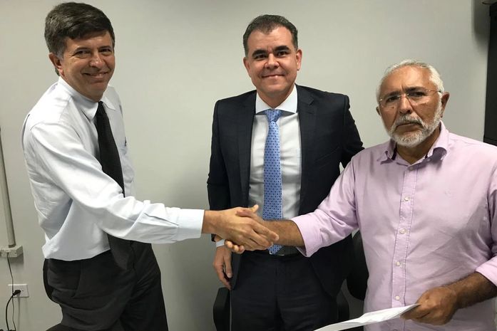 Prefeito Padre Eraldo assina TAC para realização de concurso público