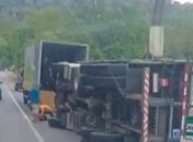 Carreta tomba na BR 316 em Satuba e bebidas são saqueadas após acidente