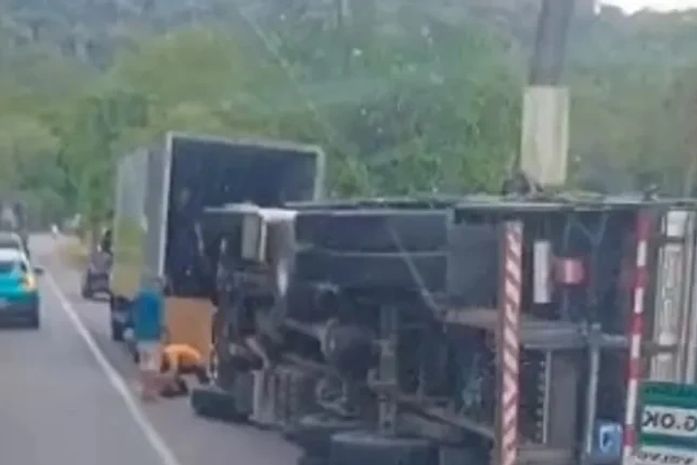 Carreta tomba na BR 316 em Satuba e bebidas são saqueadas após acidente