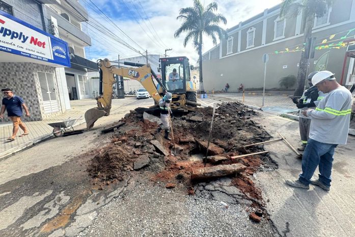 Após entendimento com prefeitura, Conasa inicia recuperação de canaleta fluvial no Centro de Palmeira