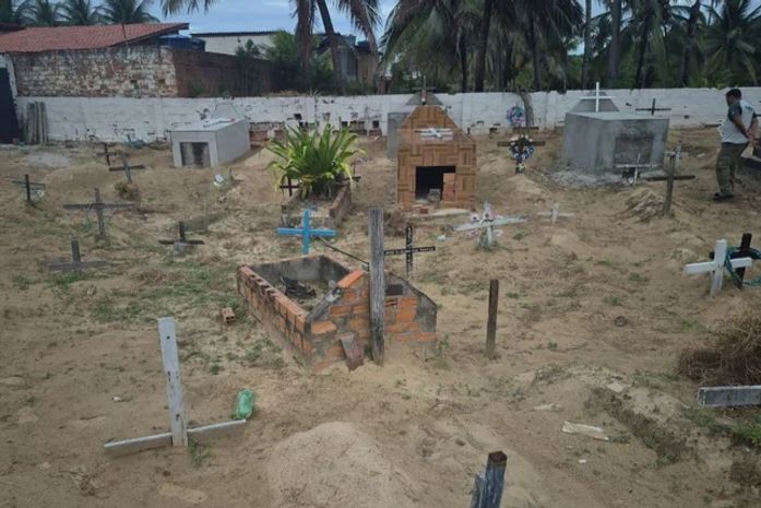 Justiça determina suspensão de sepultamentos em cemitério de Piaçabuçu após MP apontar exposição de ossadas e irregularidades ambientais