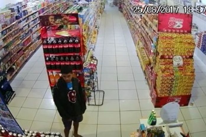 Câmera flagra dupla durante assalto a estabelecimento; Veja vídeo