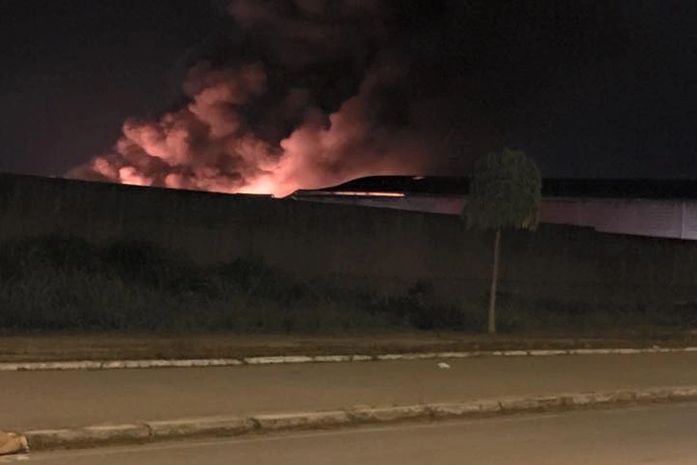 Indústria de papel higiênico é atingida por incêndio na madrugada