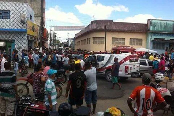 Curiosos se aglomeravam no local do crime (Foto: Cortesia Rio Largo Ordinário)