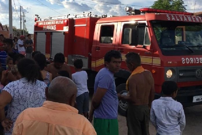 Incêndio de média proporção atinge residência na parte alta de Maceió