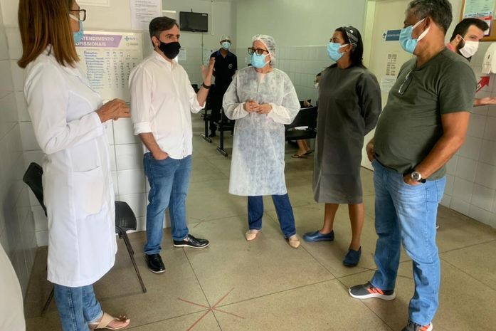 Vereador Joãozinho conversa com equipe de unidade de saúde que será fechada por conta do desastre no bairro do Pinheiro
