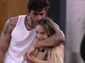 BBB 20: Gabi pede Guilherme em namoro de joelhos
