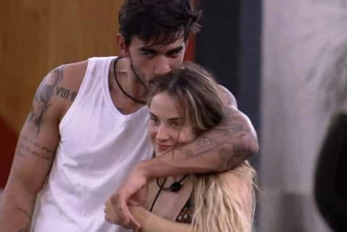 BBB 20: Gabi pede Guilherme em namoro de joelhos