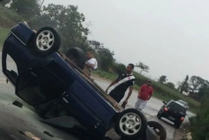 Condutor capota carro após perder controle em curva