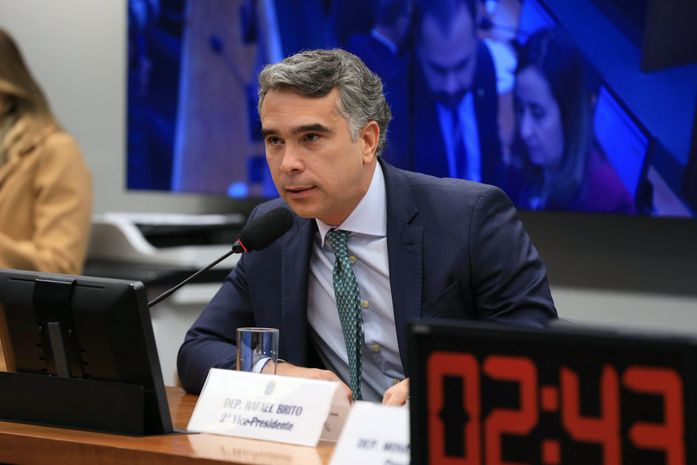 Rafael Brito defende piso nacional para todos os profissionais da educação