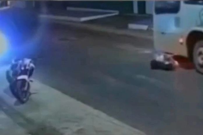 Câmeras de segurança registram momento em que jovem é atingida por ônibus em Penedo