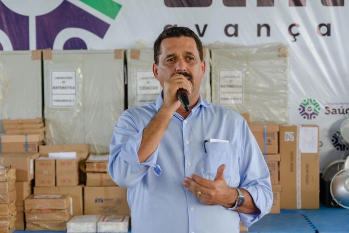 Marlan Ferreira entrega laboratórios visando incentivar a pesquisa científica na rede municipal de ensino de Limoeiro de Anadia