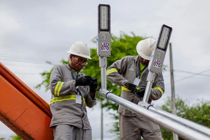 Avenidas, ruas e praças do bairro do Poço recebem 300 luminárias de LED