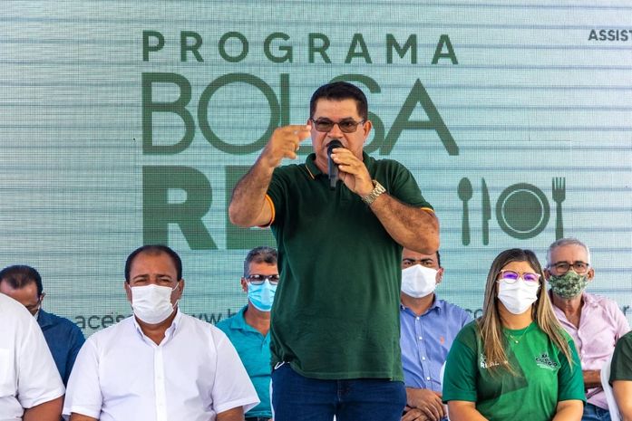 Prefeitura de Porto Real do Colégio realiza entrega do cartão do primeiro programa de redistribuição de renda do município