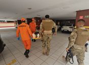 Homem foragido pula do 3º andar de prédio na Ponta Verde para evitar prisão