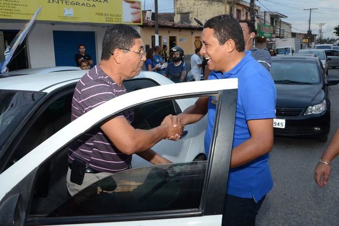 Júlio Cezar e caravana 45 realiza adesivaço no Jacintinho