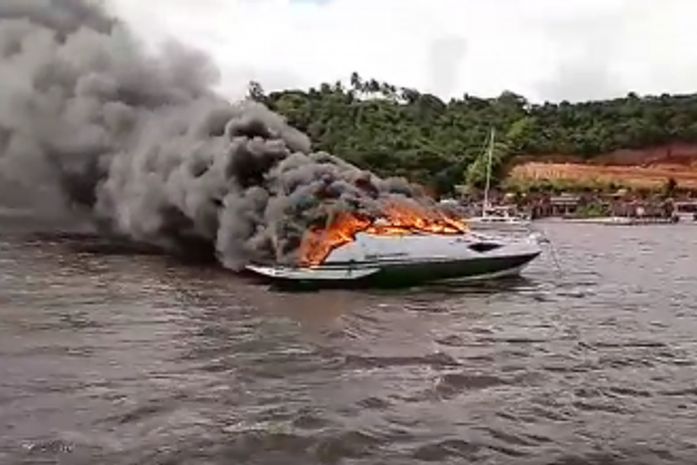 Incêndio destrói lancha na Barra de São Miguel