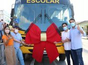 Prefeitura de Santana do Mundaú entrega 50 ar condicionados, ônibus escolar e novos fardamentos