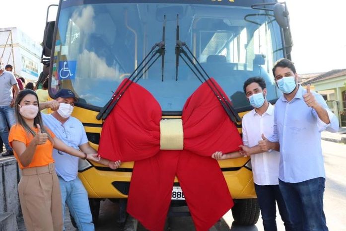 Prefeitura de Santana do Mundaú entrega 50 ar condicionados, ônibus escolar e novos fardamentos
