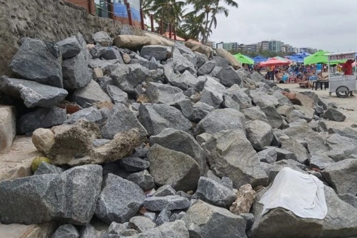 IMA afirma que os entulhos das obras de contenção colapsadas têm causado transtornos aos usuários e descaracterização da faixa de praia.
