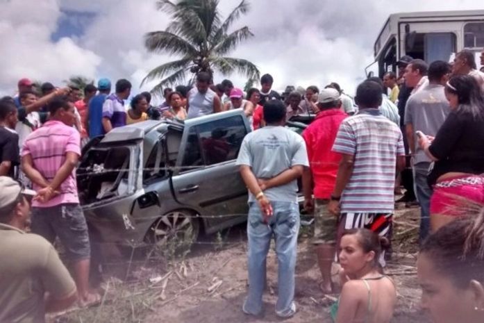Duas pessoas morrem em colisão frontal entre carro e ônibus na AL-220