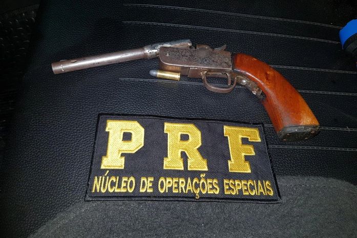 PRF frustra roubo e prende um dos suspeitos de assaltar caminhoneiros na BR 101