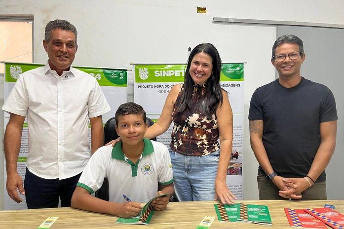 SINPETE: prefeito de Branquinha parabeniza estudantes autores que lançaram livros na Bienal