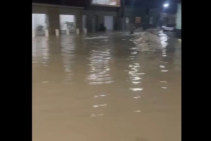 Moradores são resgatados pelos Bombeiros após ficarem ilhados durante chuvas em Atalaia