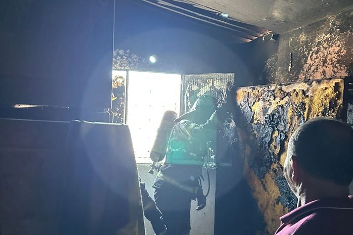 Incêndio destrói cômodo de residência e mobiliza Bombeiros no bairro do Farol; veja as imagens