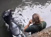 Motociclista cai no Riacho Salgadinho e é resgatada por populares; Veja vídeo