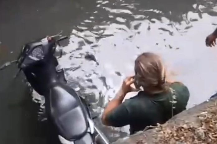 Motociclista cai no Riacho Salgadinho e é resgatada por populares; Veja vídeo