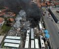 Veja as imagens do incêndio que atingiu seis ônibus na garagem da Veleiro em Maceió