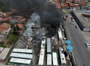 Veja as imagens do incêndio que atingiu seis ônibus na garagem da Veleiro em Maceió