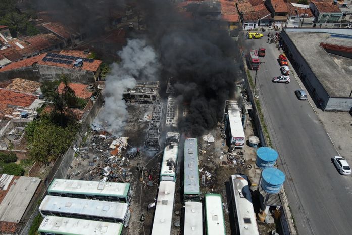 Veja as imagens do incêndio que atingiu seis ônibus na garagem da Veleiro em Maceió