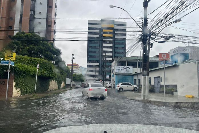 Rua alagada em Maceió