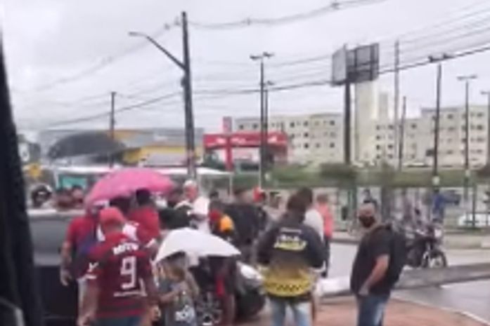 Carro colidiu com poste que caiu sobre outro veículo, na Avenida Menino Marcelo.