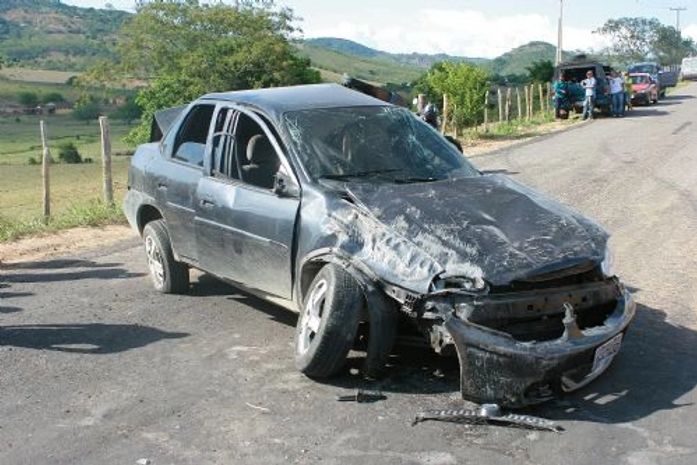 O carro ficou totalmente destruído (Foto: Junior Mello/Cortesia)