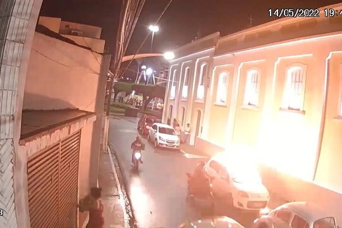 Por vingança, homem ateou fogo em carro errado após briga na porta de igreja 