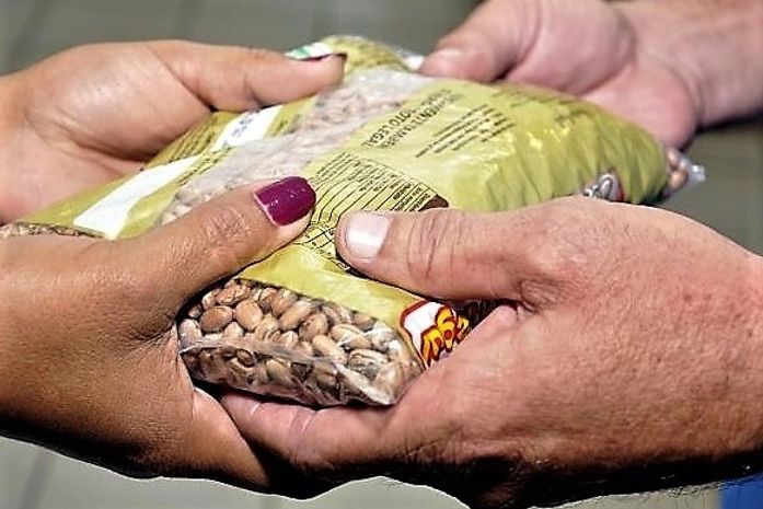 Coronavírus: Ambulantes e mototaxistas recebem cesta básica da Prefeitura de Penedo