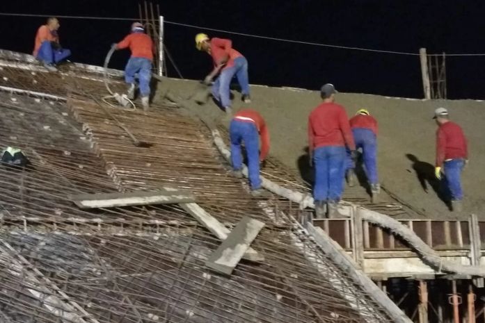 Foto registra na noite desta quinta-feira, a presença de homens atuando na obra
