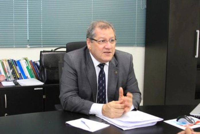 Procurador-Geral do Estado, Francisco Malaquias, assina o texto