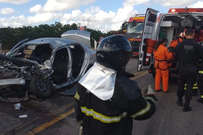 Colisão entre carro de passeio e ônibus deixa um morto e dois feridos, na BR-316