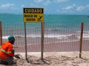 Prefeitura instala placas de sinalização e rede de proteção na orla da Jatiúca