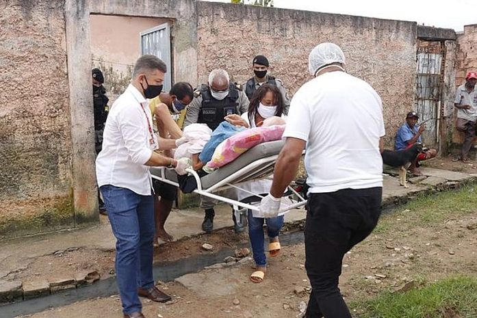 Homem estava em situação de abandono e apresentava possível necrose nos dedos .